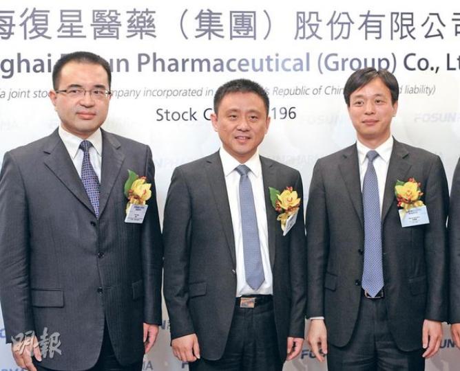 復星醫藥執行董事兼董事長陳啟宇(中)表示,對H股上市也十分有信心。左為執行董事、副董事長兼總經理姚方,右為非執行董事汪群斌。(尹錦恩攝) 復星醫藥執行董事兼董事長陳啟宇(中)表示,對H股上市也十分有信心。左為執行董事、副董事長兼總經理姚方,右為非執行董事汪群斌。(尹錦恩攝)