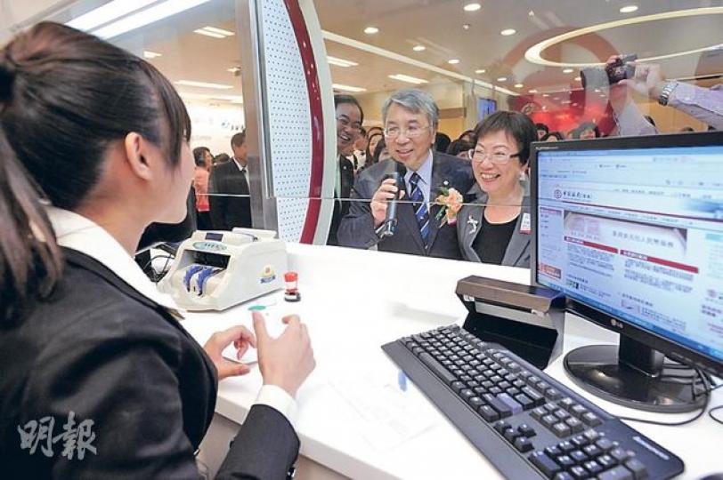 中銀香港副總裁楊志威(圖中)出鬼馬難題考驗未來金融服務人才,好彩同學仔識執生。旁為專業教育學院執行幹事邱霜梅博士。(鄧宗弘攝) 中銀香港副總裁楊志威(圖中)出鬼馬難題考驗未來金融服務人才,好彩同學仔識執生。旁為專業教育學院執行幹事邱霜梅博士。(鄧宗弘攝)