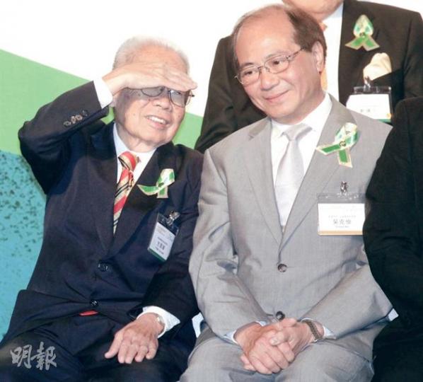 教育局長吳克儉(右)昨出席「慶祝培華成立30周年酒會」。立法會議員葉建源今日動議要求吳克儉下台,吳早前表示會以平常心看待。圖左為協成行集團主席、香港培華教育基金會會員方潤華。(郭慶輝攝) 教育局長吳克儉(右)昨出席「慶祝培華成立30周年酒會」。立法會議員葉建源今日動議要求吳克儉下台,吳早前表示會以平常心看待。圖左為協成行集團主席、香港培華教育基金會會員方潤華。(郭慶輝攝)