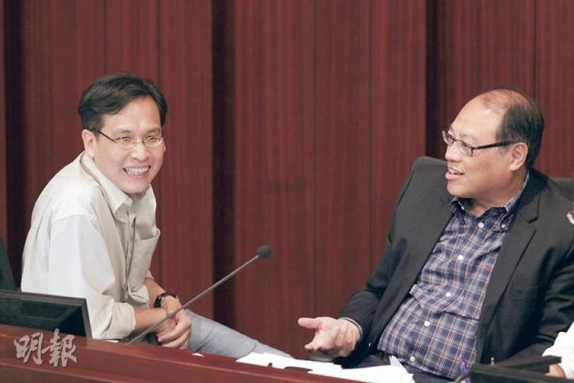 立法會教育界議員葉建源(左)今日將提出動議,要求教育局長吳克儉下台。昨日當選立法會教育事務委員會主席的林大輝(右)亦稱,局長應認真看待上述動議。(郭慶輝攝) 立法會教育界議員葉建源(左)今日將提出動議,要求教育局長吳克儉下台。昨日當選立法會教育事務委員會主席的林大輝(右)亦稱,局長應認真看待上述動議。(郭慶輝攝)