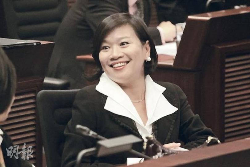 梁美芬昨擊敗法律界議員郭榮鏗,當選司法及法律事務委員會主席,卻因在當選主席之前已向秘書處私下商議更改開會時間,引來多名泛民議員不滿。(郭慶輝攝)梁美芬昨在會上質疑議員泛民批評她的言論「上綱上線」,隨即引起泛民議員質疑她違反議事規則,揣測議員發言背後動機。公民黨毛孟靜(前排左一)、工黨何秀蘭(前排左二)、公民黨陳家洛(前排右一)、公民黨湯家驊(前排右三)等爭相舉手發言表達不滿。湯更要求梁美芬收回言論。(郭慶輝攝) 梁美芬昨擊敗法律界議員郭榮鏗,當選司法及法律事務委員會主席,卻因在當選主席之前已向秘書處私下商議更改開會時間,引來多名泛民議員不滿。(郭慶輝攝)梁美芬昨在會上質疑議員泛民批評她的言論「上綱上線」,隨即引起泛民議員質疑她違反議事規則,揣測議員發言背後動機。公民黨毛孟靜(前排左一)、工黨何秀蘭(前排左二)、公民黨陳家洛(前排右一)、公民黨湯家驊(前排右三)等爭相舉手發言表達不滿。湯更要求梁美芬收回言論。(郭慶輝攝)