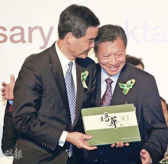 梁振英(左)昨透露今日會交代政府架構重組存廢。圖為梁出席一教育基金成立周年酒會,右為新地郭炳湘。(郭慶輝攝) 梁振英(左)昨透露今日會交代政府架構重組存廢。圖為梁出席一教育基金成立周年酒會,右為新地郭炳湘。(郭慶輝攝)
