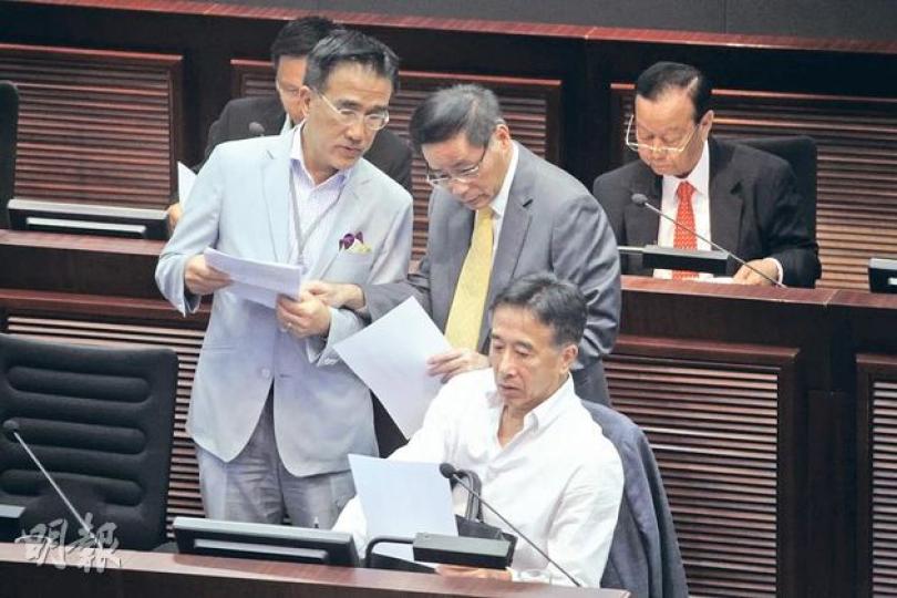 自由黨田北俊(前)同新民黨田北辰(中左)兩兄弟噚日坐埋一齊,但佢哋並無好似唔少新議員咁,畀人撈亂認錯。(李紹昌攝)民建聯主席譚耀宗噚日擊敗民主黨劉慧卿,當選政制事務委員會主席,副主席由謝偉俊當選。 (郭慶輝攝) 自由黨田北俊(前)同新民黨田北辰(中左)兩兄弟噚日坐埋一齊,但佢哋並無好似唔少新議員咁,畀人撈亂認錯。(李紹昌攝)民建聯主席譚耀宗噚日擊敗民主黨劉慧卿,當選政制事務委員會主席,副主席由謝偉俊當選。 (郭慶輝攝)