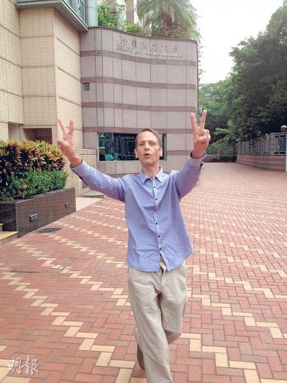 Ward於庭外振臂歡呼,大方給記者拍照,並大叫「I become famous(我成名了)」。(黃建邦攝)「救狗之家」共收留約400隻狗,分別住在大小鐵籠內,狗吠聲響遍山頭。(黃建邦攝) Ward於庭外振臂歡呼,大方給記者拍照,並大叫「I become famous(我成名了)」。(黃建邦攝)「救狗之家」共收留約400隻狗,分別住在大小鐵籠內,狗吠聲響遍山頭。(黃建邦攝)