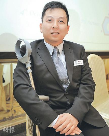 凌小毅因愛電單車而加入交通部,亦因這工作無法再跨上鐵騎,但卻沒一絲後悔。早前獲頒扶輪社獎項時表示,若再讓他選,還是會加入交通部。(葉家豪攝) 凌小毅因愛電單車而加入交通部,亦因這工作無法再跨上鐵騎,但卻沒一絲後悔。早前獲頒扶輪社獎項時表示,若再讓他選,還是會加入交通部。(葉家豪攝)