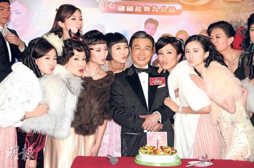 大前日是劉松仁的63歲牛一,賈曉晨、江美儀、朱晨麗、馬賽、楊怡及沈卓盈等一眾送香吻賀壽。(攝影:孫華中)馬國明獲前輩劉松仁睇好封視帝,未知會否令信心增加?(攝影:孫華中)楊怡日前拍劇從兩米高處跳下令右腳「拗柴」,故前晚要包紮右腳穿波鞋上陣。(攝影:孫華中) 大前日是劉松仁的63歲牛一,賈曉晨、江美儀、朱晨麗、馬賽、楊怡及沈卓盈等一眾送香吻賀壽。(攝影:孫華中)馬國明獲前輩劉松仁睇好封視帝,未知會否令信心增加?(攝影:孫華中)楊怡日前拍劇從兩米高處跳下令右腳「拗柴」,故前晚要包紮右腳穿波鞋上陣。(攝影:孫華中)