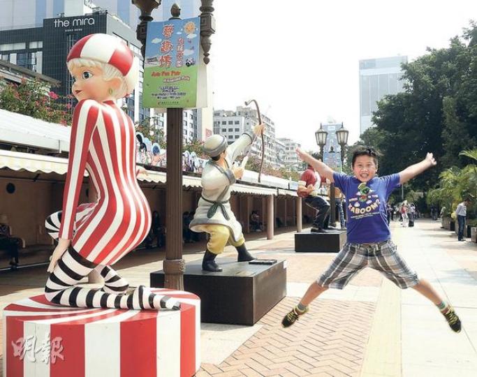 香港漫畫大道星光熠熠,24個人氣漫畫角色跳出平面漫畫,變成雕塑與大家見面,包括陪伴着不少人成長的經典角色如牛仔(下圖)與十三點(上圖)。(陳淑安攝)(陳淑安攝)馬榮成創作的《風雲》,主角步驚雲人氣爆燈,吸引不少遊人爭相拍照。(陳淑安攝)《龍虎門》主角王小虎(上圖)練得一身好功夫,身體力行發揚中國武術鋤強扶弱的俠義精神。雕塑旁邊鑄有作者黃玉郎的手印(下圖)。(陳淑安攝)(陳淑安攝)漫畫種類多樣,除了武俠、歷史類外,還有校園、運動、冒險、奇幻等各式題材。(陳淑安攝)看!香港的漫畫在海外得到認同,獲得 香港漫畫大道星光熠熠,24個人氣漫畫角色跳出平面漫畫,變成雕塑與大家見面,包括陪伴着不少人成長的經典角色如牛仔(下圖)與十三點(上圖)。(陳淑安攝)(陳淑安攝)馬榮成創作的《風雲》,主角步驚雲人氣爆燈,吸引不少遊人爭相拍照。(陳淑安攝)《龍虎門》主角王小虎(上圖)練得一身好功夫,身體力行發揚中國武術鋤強扶弱的俠義精神。雕塑旁邊鑄有作者黃玉郎的手印(下圖)。(陳淑安攝)(陳淑安攝)漫畫種類多樣,除了武俠、歷史類外,還有校園、運動、冒險、奇幻等各式題材。(陳淑安攝)看!香港的漫畫在海外得到認同,獲得