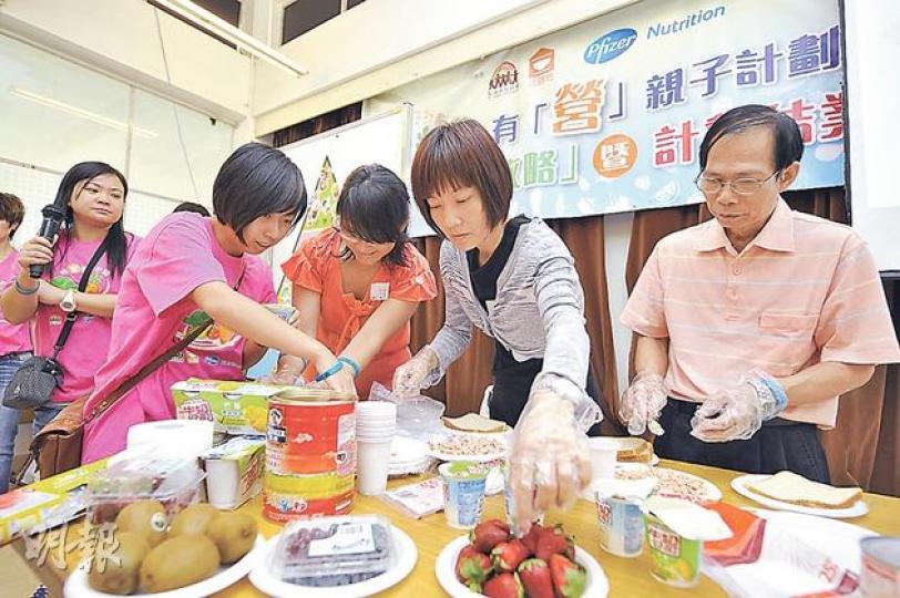 (葉嘉豪攝)要自製營養三文治並不困難,幾名家長即席以白麵包、水果、吞拿魚等製作三文治,營養師建議家長可用乳酪代替沙律醬,糖分較低也較健康。(葉嘉豪攝)孩子把球傳給隔壁的媽媽,同時詢問她喜歡吃什麼水果,場面溫馨。(葉嘉豪攝)孩子把食物圖片放到適當的分類中,測試他們對食物金字塔的認識。(葉嘉豪攝)註冊營養師潘仕寶(Sally)(葉嘉豪攝)(明報製圖) (葉嘉豪攝)要自製營養三文治並不困難,幾名家長即席以白麵包、水果、吞拿魚等製作三文治,營養師建議家長可用乳酪代替沙律醬,糖分較低也較健康。(葉嘉豪攝)孩子把球傳給隔壁的媽媽,同時詢問她喜歡吃什麼水果,場面溫馨。(葉嘉豪攝)孩子把食物圖片放到適當的分類中,測試他們對食物金字塔的認識。(葉嘉豪攝)註冊營養師潘仕寶(Sally)(葉嘉豪攝)(明報製圖)
