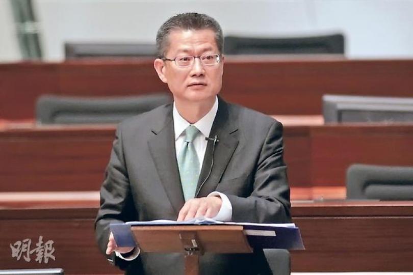 發展局長陳茂波昨日出席立法會回應議員關於土地供應的書面質詢時說,全港2100公頃的閒置官地,扣除不適合發展地帶,有1300多公頃可建住宅,不過要預留七成建丁屋,一般住宅地只有三成。(郭慶輝攝) 發展局長陳茂波昨日出席立法會回應議員關於土地供應的書面質詢時說,全港2100公頃的閒置官地,扣除不適合發展地帶,有1300多公頃可建住宅,不過要預留七成建丁屋,一般住宅地只有三成。(郭慶輝攝)