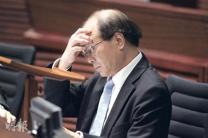 立法會昨就教育局長吳克儉應否為國教科爭議負責而下台的議案進行辯論,最終議案在建制派議員護航下被否決。吳克儉昨表示會就事件「深切反省」。(郭慶輝攝) 立法會昨就教育局長吳克儉應否為國教科爭議負責而下台的議案進行辯論,最終議案在建制派議員護航下被否決。吳克儉昨表示會就事件「深切反省」。(郭慶輝攝)