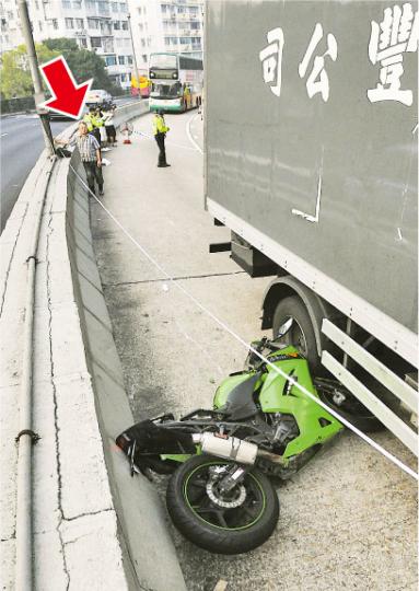 貨車與死者所駕的電單車相撞後,前行約30米始停下,貨車司機(箭嘴示)協助警方拉尺量度距離,他聲稱當時不知道撞倒人,惟疑點甚多,他其後因涉嫌危險駕駛導致他人死亡被捕。(蔡方山攝)救生員杜鵬飈駕電單車由支路轉入窩打老道,往獅隧入口駛去時疑失控越線,被貨車撞死,頸骨折斷血流一地當場死亡,救護員到場後為屍身蓋上白布。(蔡方山攝)死者杜鵬飈的10多名親友昨午帶同水果香燭到車禍現場拜祭,場面哀傷。其母親及女友(紫衣長髮)不住掩面痛哭,眾人高呼:「阿飈返屋企啦!」(林智傑攝) 貨車與死者所駕的電單車相撞後,前行約30米始停下,貨車司機(箭嘴示)協助警方拉尺量度距離,他聲稱當時不知道撞倒人,惟疑點甚多,他其後因涉嫌危險駕駛導致他人死亡被捕。(蔡方山攝)救生員杜鵬飈駕電單車由支路轉入窩打老道,往獅隧入口駛去時疑失控越線,被貨車撞死,頸骨折斷血流一地當場死亡,救護員到場後為屍身蓋上白布。(蔡方山攝)死者杜鵬飈的10多名親友昨午帶同水果香燭到車禍現場拜祭,場面哀傷。其母親及女友(紫衣長髮)不住掩面痛哭,眾人高呼:「阿飈返屋企啦!」(林智傑攝)