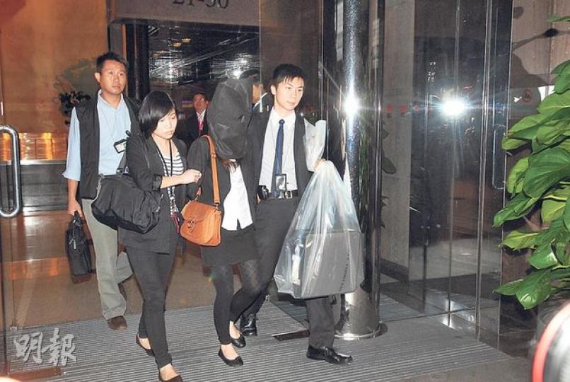 警方昨日在灣仔搗破懷疑倫敦金騙案,並分別在灣仔及馬鞍山拘捕4女1男。(伍浦鋒攝)商罪科探員在涉案公司內檢走大批文件及電腦等證物帶署調查。(伍浦鋒攝) 警方昨日在灣仔搗破懷疑倫敦金騙案,並分別在灣仔及馬鞍山拘捕4女1男。(伍浦鋒攝)商罪科探員在涉案公司內檢走大批文件及電腦等證物帶署調查。(伍浦鋒攝)