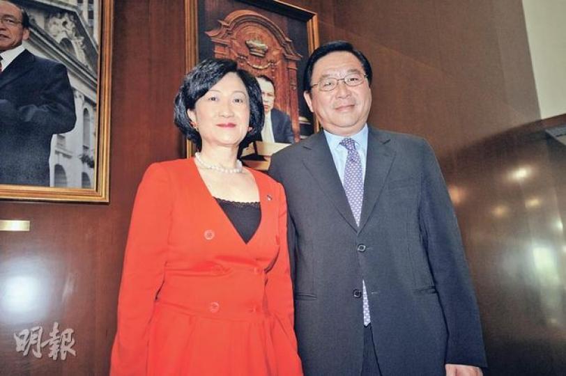 新民黨主席葉劉淑儀(左)及經濟民生聯盟林健鋒昨日獲特首委任加入行政會議,兩人都表明會協助政府施政。葉太昨日穿上橙紅色衣服出席立法會,被問到是否「慶祝」,她笑着否認,並指外套的「spicy orange」顏色,是現時最流行的服裝顏色。(葉家豪攝) 新民黨主席葉劉淑儀(左)及經濟民生聯盟林健鋒昨日獲特首委任加入行政會議,兩人都表明會協助政府施政。葉太昨日穿上橙紅色衣服出席立法會,被問到是否「慶祝」,她笑着否認,並指外套的「spicy orange」顏色,是現時最流行的服裝顏色。(葉家豪攝)