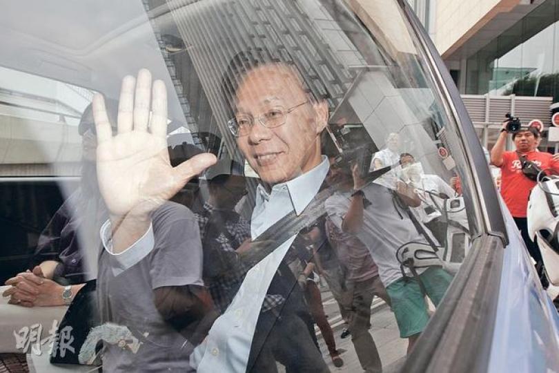 前發展局長麥齊光偕同妻子,於昨早9 時許抵達廉署報到,被落案起訴共3項罪名。他獲准保釋,未有回應任何提問。(李紹昌攝)路政署助理署長曾景文昨早再到廉署報到,被廉署正式起訴4項罪名,包括向政府詐騙租屋津貼、在申請書上載有虛假陳述。(李紹昌攝) 前發展局長麥齊光偕同妻子,於昨早9 時許抵達廉署報到,被落案起訴共3項罪名。他獲准保釋,未有回應任何提問。(李紹昌攝)路政署助理署長曾景文昨早再到廉署報到,被廉署正式起訴4項罪名,包括向政府詐騙租屋津貼、在申請書上載有虛假陳述。(李紹昌攝)