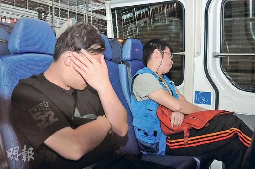 6名醉酒惡漢在火鍋店外的梯間撒尿,其後更圍毆店東,事後被警方拘捕,帶署扣查。(蔡方山攝)6名醉酒惡漢用花盆將店東打至頭破血流,事後花盆碎片散落樓梯。(蔡方山攝) 6名醉酒惡漢在火鍋店外的梯間撒尿,其後更圍毆店東,事後被警方拘捕,帶署扣查。(蔡方山攝)6名醉酒惡漢用花盆將店東打至頭破血流,事後花盆碎片散落樓梯。(蔡方山攝)
