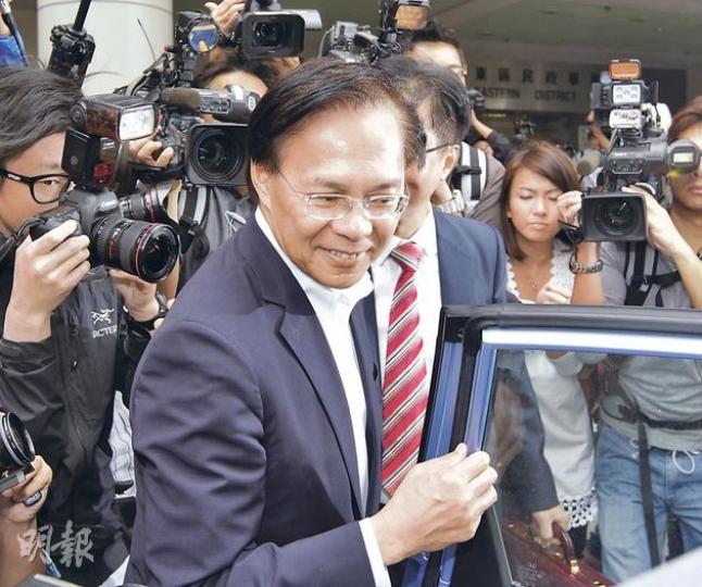 前發展局長麥齊光昨出庭不時展露笑容,表現從容,但對記者提問卻一律不答。(郭慶輝攝)路政署助理署長曾景文昨在事務律師張雅棣陪同下上庭,在庭上,曾景文躬着身,顯得十分緊張。(郭慶輝攝)(明報製圖) 前發展局長麥齊光昨出庭不時展露笑容,表現從容,但對記者提問卻一律不答。(郭慶輝攝)路政署助理署長曾景文昨在事務律師張雅棣陪同下上庭,在庭上,曾景文躬着身,顯得十分緊張。(郭慶輝攝)(明報製圖)