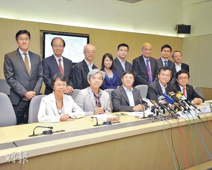 安老事務委員會昨開會後,一眾委員一起會見記者。主席陳章明(前排中)表示,會上無討論亦無要求張建宗承諾定期檢討長者生活津貼的金額和資產上限,眾委員一致力撐政府提出的方案。(葉家豪攝)(明報製圖) 安老事務委員會昨開會後,一眾委員一起會見記者。主席陳章明(前排中)表示,會上無討論亦無要求張建宗承諾定期檢討長者生活津貼的金額和資產上限,眾委員一致力撐政府提出的方案。(葉家豪攝)(明報製圖)