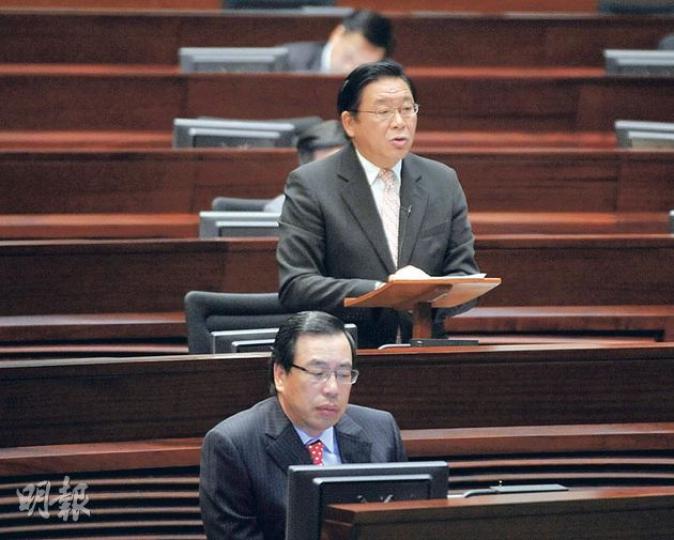 經濟民生聯盟林健鋒(站立者)及梁君彥(前)都反對訂立標準工時和超時工作補水的動議。(葉家豪攝)人民力量陳志全表示,在「亞洲四小龍」之中,只有香港未訂立標準工時,他認為立法刻不容緩。(葉家豪攝)(明報製圖) 經濟民生聯盟林健鋒(站立者)及梁君彥(前)都反對訂立標準工時和超時工作補水的動議。(葉家豪攝)人民力量陳志全表示,在「亞洲四小龍」之中,只有香港未訂立標準工時,他認為立法刻不容緩。(葉家豪攝)(明報製圖)