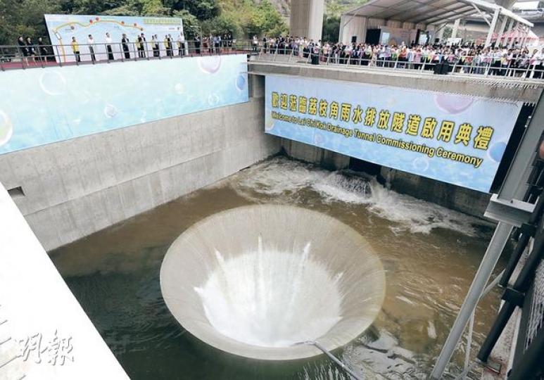 西九龍雨水排放隧道啟用,設於荔枝角的靜水池,中間有一大型渠口,作為分支隧道與主隧道連接口,當分支隧道雨水流入靜水池後,會經過多級階級以沉澱沙石,再流入主隧道。(余俊亮攝) 西九龍雨水排放隧道啟用,設於荔枝角的靜水池,中間有一大型渠口,作為分支隧道與主隧道連接口,當分支隧道雨水流入靜水池後,會經過多級階級以沉澱沙石,再流入主隧道。(余俊亮攝)