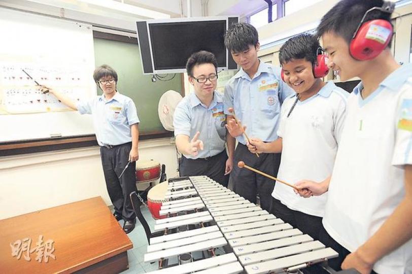 25名健聽中學生,到啟聾學校與聽障學生同上音樂課。健聽的學生都戴上耳塞和耳罩,感受失聰者生活。聽障學生充當指揮,指示健聽學生跟着五線譜演奏一曲。(鄧宗弘攝) 25名健聽中學生,到啟聾學校與聽障學生同上音樂課。健聽的學生都戴上耳塞和耳罩,感受失聰者生活。聽障學生充當指揮,指示健聽學生跟着五線譜演奏一曲。(鄧宗弘攝)