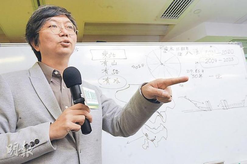 清華大學客席教授蔣匡文指出,歷史往往重演,未來股市和樓市或動盪。(劉焌陶攝)明報地產版主管陸振球認為,太多人看好樓市,未必是好事。 (劉焌陶攝) 清華大學客席教授蔣匡文指出,歷史往往重演,未來股市和樓市或動盪。(劉焌陶攝)明報地產版主管陸振球認為,太多人看好樓市,未必是好事。 (劉焌陶攝)
