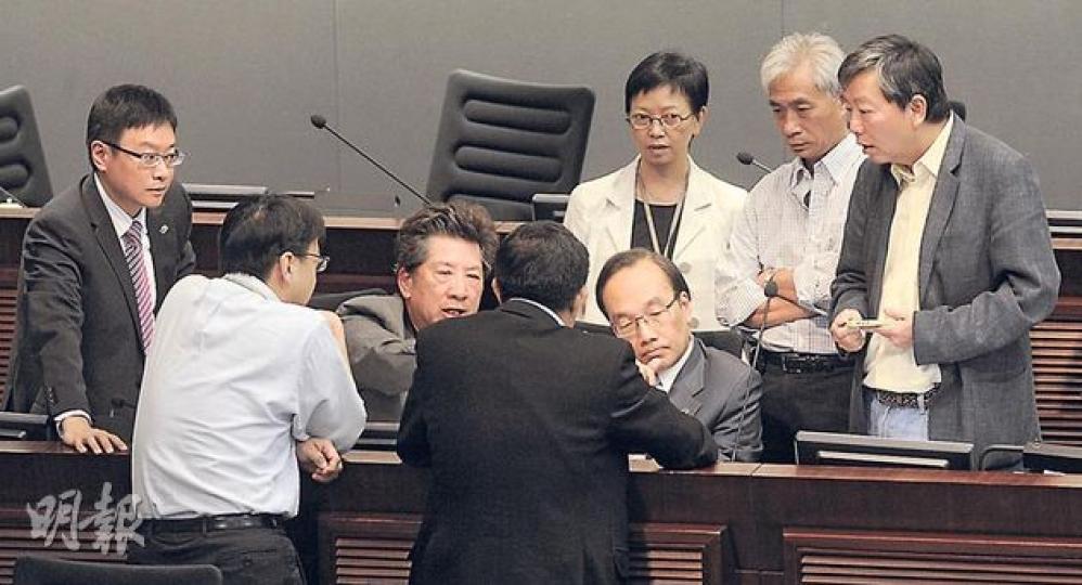 泛民議員在立法會財委會休會時,即走在一起商討策略,希望可拖垮民建聯葉國謙提出的「剪布」建議,最後單是會議程序也花了4小時至休會。(余俊亮攝)立法會財委會昨就修改財會議事規則的程序爭論4小時,還未開始討論民建聯葉國謙(左二)提出的「剪布」動議。身兼財會主席的自由黨張宇人(右二),小休期間與建制派議員「密斟」。(余俊亮攝) 泛民議員在立法會財委會休會時,即走在一起商討策略,希望可拖垮民建聯葉國謙提出的「剪布」建議,最後單是會議程序也花了4小時至休會。(余俊亮攝)立法會財委會昨就修改財會議事規則的程序爭論4小時,還未開始討論民建聯葉國謙(左二)提出的「剪布」動議。身兼財會主席的自由黨張宇人(右二),小休期間與建制派議員「密斟」。(余俊亮攝)