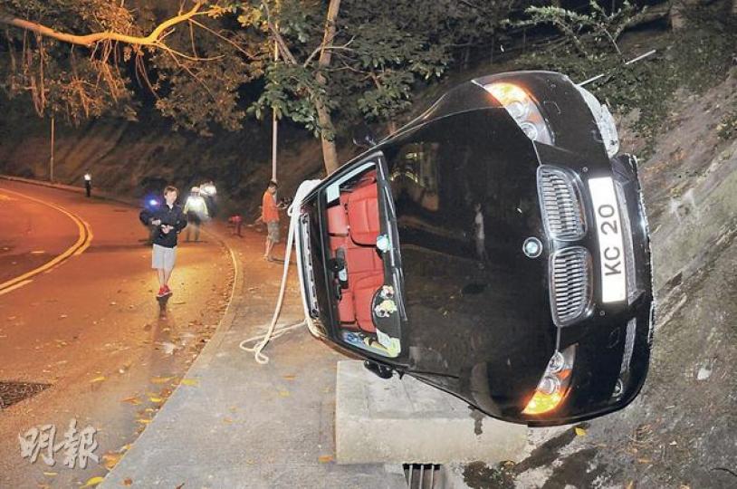 一輛寶馬房車昨凌晨在薄扶林沙灣徑一落斜彎位失控翻側,左邊車頭損毁,但司機意外後卻不知所終。(蔡方山攝) 一輛寶馬房車昨凌晨在薄扶林沙灣徑一落斜彎位失控翻側,左邊車頭損毁,但司機意外後卻不知所終。(蔡方山攝)