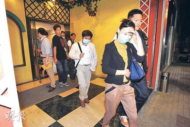 行動中,重案組探員在涉案公司拘捕5名男女及帶走大批文件返署扣查。(樊銳昌攝) 行動中,重案組探員在涉案公司拘捕5名男女及帶走大批文件返署扣查。(樊銳昌攝)