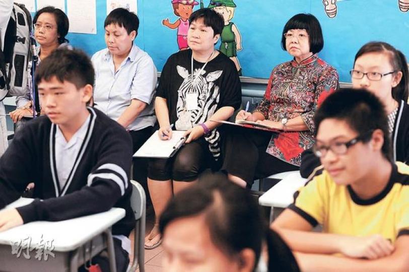 鮮魚行學校全校同時舉行國教首課,除家長到場了解課堂內容,和富慈善基金李宗德小學教育顧問鄧薇先(後排右一)亦有到場觀課。 (尹錦恩攝) 鮮魚行學校全校同時舉行國教首課,除家長到場了解課堂內容,和富慈善基金李宗德小學教育顧問鄧薇先(後排右一)亦有到場觀課。 (尹錦恩攝)