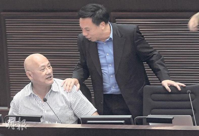 民建聯鍾樹根(右)喺建制派力撐下成功「升呢」做香港大學校董,但似乎唔少港大舊生都有微言喎。左為人民力量陳偉業。(余俊亮攝) 民建聯鍾樹根(右)喺建制派力撐下成功「升呢」做香港大學校董,但似乎唔少港大舊生都有微言喎。左為人民力量陳偉業。(余俊亮攝)
