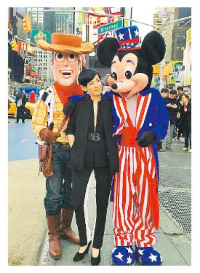 吳君如在紐約百老匯街頭拍照巧遇「米奇」及「胡迪」。(微博圖片)郭富城抽空睇百老匯歌劇取經。(微博圖片) 吳君如在紐約百老匯街頭拍照巧遇「米奇」及「胡迪」。(微博圖片)郭富城抽空睇百老匯歌劇取經。(微博圖片)