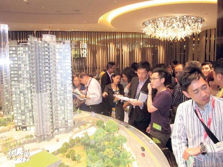 尚悅設於尖沙嘴的示範單位和售樓處,發展商恒地聲稱過去3日累積錄得約7萬人參觀,顯示市民置業意欲仍然高漲,似乎未受港府降溫言論影響。(林可為攝) 尚悅設於尖沙嘴的示範單位和售樓處,發展商恒地聲稱過去3日累積錄得約7萬人參觀,顯示市民置業意欲仍然高漲,似乎未受港府降溫言論影響。(林可為攝)