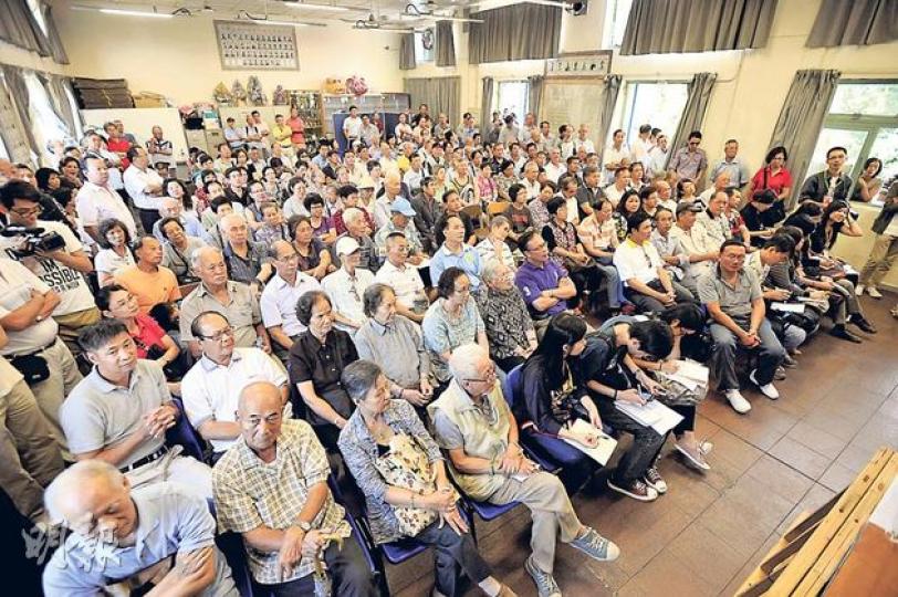 爭取新界村屋僭建合法化關注組昨在新田一間學校禮堂舉行村屋僭建物申報研討會,逾300名村民參加,有村民表明不會主動申報,批評措施令村民無法安居。(葉家豪攝)身為律師的屯門鄉委會主席何君堯(站立者)向村民解釋,主動申報僭建物後並非等同可永久轄免拆遷,呼籲村民向政府爭取修例將僭建物合法化。(葉家豪攝)丁屋僭建申報研討會在一間小學禮堂舉行,300名參加者令禮堂座無虛席,部分遲來的村民要擠在窗外張望。(葉家豪攝) 爭取新界村屋僭建合法化關注組昨在新田一間學校禮堂舉行村屋僭建物申報研討會,逾300名村民參加,有村民表明不會主動申報,批評措施令村民無法安居。(葉家豪攝)身為律師的屯門鄉委會主席何君堯(站立者)向村民解釋,主動申報僭建物後並非等同可永久轄免拆遷,呼籲村民向政府爭取修例將僭建物合法化。(葉家豪攝)丁屋僭建申報研討會在一間小學禮堂舉行,300名參加者令禮堂座無虛席,部分遲來的村民要擠在窗外張望。(葉家豪攝)