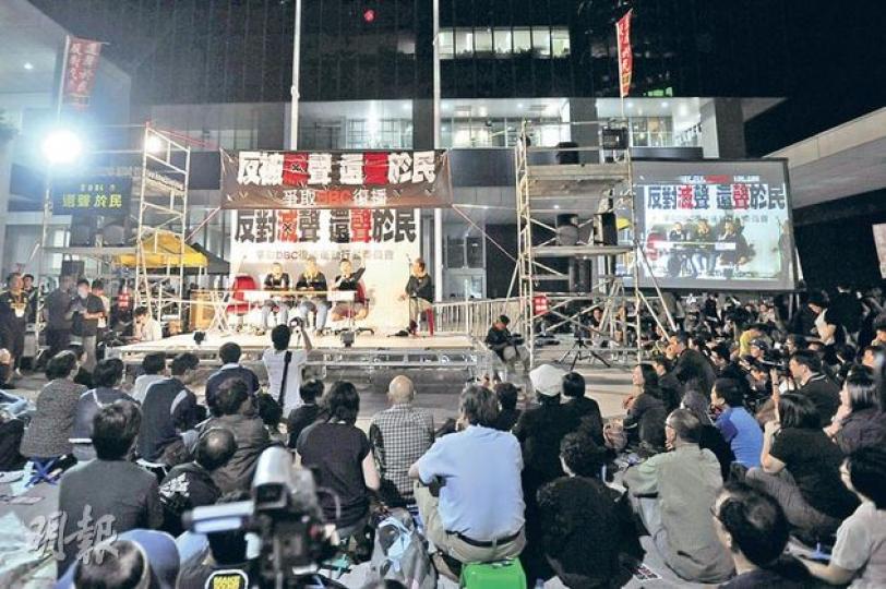 「DBC復播運動行動委員會」召集人林旭華說,昨晚大會高峰期有5000至6000人出席,警方說至晚上9時半,現場約有1700人。(葉家豪攝) 「DBC復播運動行動委員會」召集人林旭華說,昨晚大會高峰期有5000至6000人出席,警方說至晚上9時半,現場約有1700人。(葉家豪攝)