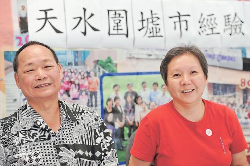 小販代表廖潮森(左)和馮玉珍(右),笑稱「三個臭皮匠,勝過一個諸葛亮」,呼籲政府及東華三院不要少看小販的能力,望能參與設計新墟市。(尹錦恩攝) 小販代表廖潮森(左)和馮玉珍(右),笑稱「三個臭皮匠,勝過一個諸葛亮」,呼籲政府及東華三院不要少看小販的能力,望能參與設計新墟市。(尹錦恩攝)