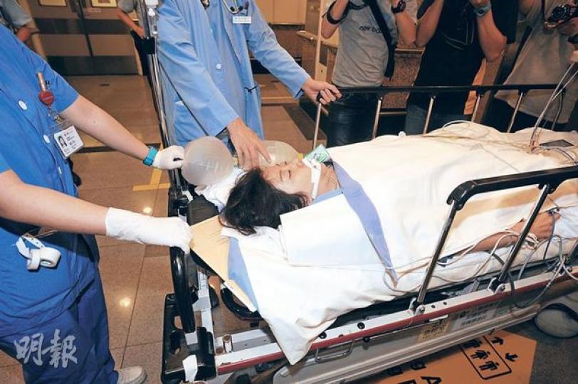 疑因生意失敗相約燒炭自殺的情侶,女事主搶救後轉送深切治療部,情况危殆。(樊銳昌攝) 疑因生意失敗相約燒炭自殺的情侶,女事主搶救後轉送深切治療部,情况危殆。(樊銳昌攝)