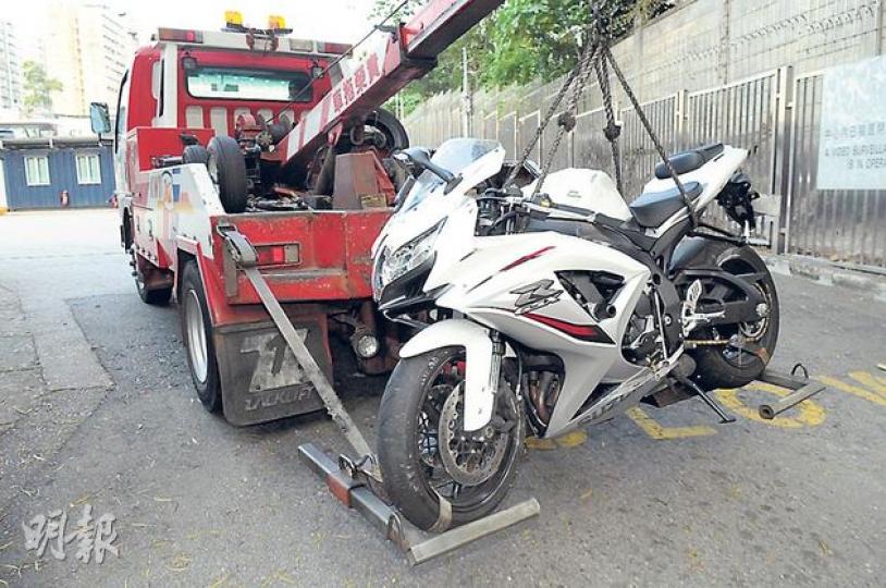 肇事的Suzuki GSX 750大馬力辣車,輪胎左右兩側磨蝕,惟中間仍有胎紋,疑為經常高速入彎所致,事後由警方拖往汽車扣留中心檢查。(蔡方山攝)撞斃晨運老翁的姓莊司機煞車時亦倒地受輕傷,因涉嫌危駕致死被捕。(林智傑攝) 肇事的Suzuki GSX 750大馬力辣車,輪胎左右兩側磨蝕,惟中間仍有胎紋,疑為經常高速入彎所致,事後由警方拖往汽車扣留中心檢查。(蔡方山攝)撞斃晨運老翁的姓莊司機煞車時亦倒地受輕傷,因涉嫌危駕致死被捕。(林智傑攝)
