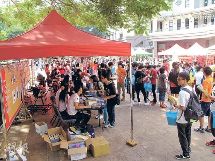 嶺南大學資訊日昨吸引逾1.2萬人參與,不少學生在學系攤位前查詢。(莫凱琳攝) 嶺南大學資訊日昨吸引逾1.2萬人參與,不少學生在學系攤位前查詢。(莫凱琳攝)