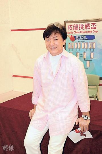 成龍昨擔任「第16屆成龍挑戰盃2012」,更在台上宣布捐出70萬元作獎金。(攝影/記者﹕梁榮達) 成龍昨擔任「第16屆成龍挑戰盃2012」,更在台上宣布捐出70萬元作獎金。(攝影/記者﹕梁榮達)