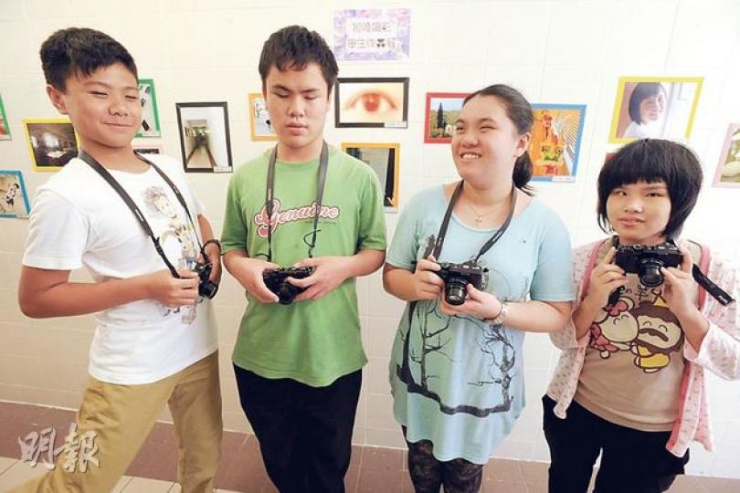 一群攝影發燒友4月起跟心光學校合作,為10多名不同程度的視障學生開攝影班,中二學生謝潤亨(左一)笑言學習攝影後,現學會更留心、更仔細觀察事物。圖左二至四為參與學生文鎮豪、伍詠賢及原詠詩。(尹錦恩攝) 一群攝影發燒友4月起跟心光學校合作,為10多名不同程度的視障學生開攝影班,中二學生謝潤亨(左一)笑言學習攝影後,現學會更留心、更仔細觀察事物。圖左二至四為參與學生文鎮豪、伍詠賢及原詠詩。(尹錦恩攝)