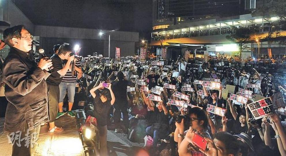 數碼廣播(DBC)第3晚在政府總部外集會及義播,創辦人鄭經翰(左)昨晚公布有逾7萬人參與,警方則指有4100人。特首梁振英昨被問及數碼廣播停播是否涉及中聯辦打壓時,沒有回應。(劉焌陶攝)晚會設有多個籌款箱,林旭華表示籌款沒有申請,聲稱是公民抗命,款項將撥「支持鄭經翰何國輝訴訟基金」。(劉焌陶攝) 數碼廣播(DBC)第3晚在政府總部外集會及義播,創辦人鄭經翰(左)昨晚公布有逾7萬人參與,警方則指有4100人。特首梁振英昨被問及數碼廣播停播是否涉及中聯辦打壓時,沒有回應。(劉焌陶攝)晚會設有多個籌款箱,林旭華表示籌款沒有申請,聲稱是公民抗命,款項將撥「支持鄭經翰何國輝訴訟基金」。(劉焌陶攝)