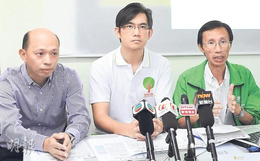 綠色力量行政總幹事文志森(左)、綠領行動總幹事何漢威(中)及地球之友總幹事劉祉鋒(右)將聯手聯絡全港零售業界加入無膠袋行列,在新法例生效前,推廣減用膠袋意識,及游說業界捐出膠袋稅,讓環團推動減少廢物運動。(葉家豪攝) 綠色力量行政總幹事文志森(左)、綠領行動總幹事何漢威(中)及地球之友總幹事劉祉鋒(右)將聯手聯絡全港零售業界加入無膠袋行列,在新法例生效前,推廣減用膠袋意識,及游說業界捐出膠袋稅,讓環團推動減少廢物運動。(葉家豪攝)
