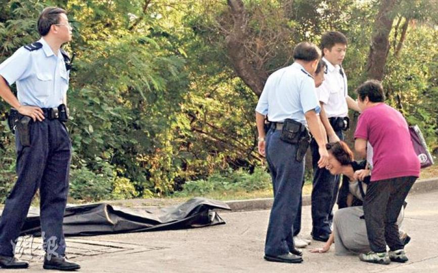中年漢吊頸自殺亡,其妻(跪地者)到場後悲慟不已,親友及警員上前攙扶安慰。(衛永康攝) 中年漢吊頸自殺亡,其妻(跪地者)到場後悲慟不已,親友及警員上前攙扶安慰。(衛永康攝)