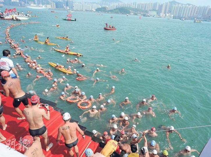 維港渡海泳昨有近1700人參加,人數眾多令起點及終點均出現人擠人的情况,有泳手投訴終點(圖)人太多,要等4分鐘方可上水,參賽者又指出碼頭蠔殼甚多,有人上岸時手腳 維港渡海泳昨有近1700人參加,人數眾多令起點及終點均出現人擠人的情况,有泳手投訴終點(圖)人太多,要等4分鐘方可上水,參賽者又指出碼頭蠔殼甚多,有人上岸時手腳