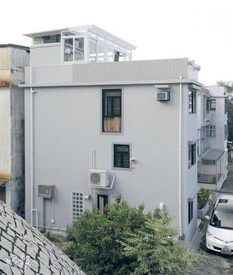 陳鑑林的丁屋於去年8月已被屋宇署發出清拆令,指天台僭建物需要拆除。但陳稱已參加政府僭建物申報計劃,毋須拆卸。屋宇署昨強調,已發清拆令的僭建住所,不能參加申報計劃。(余俊亮攝)(明報製圖) 陳鑑林的丁屋於去年8月已被屋宇署發出清拆令,指天台僭建物需要拆除。但陳稱已參加政府僭建物申報計劃,毋須拆卸。屋宇署昨強調,已發清拆令的僭建住所,不能參加申報計劃。(余俊亮攝)(明報製圖)