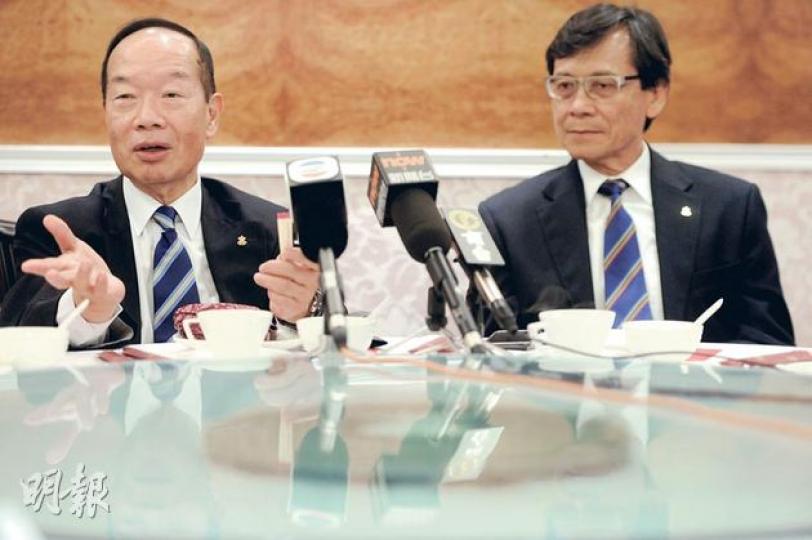 港協暨奧委會副會長許晉奎(左)和秘書長彭冲(右)反對政府擱置啟德體育城計劃,批評政府言而無信,遇上問題便找體育界開刀,並且不排除組織運動界抗議。(尹錦恩攝) 港協暨奧委會副會長許晉奎(左)和秘書長彭冲(右)反對政府擱置啟德體育城計劃,批評政府言而無信,遇上問題便找體育界開刀,並且不排除組織運動界抗議。(尹錦恩攝)