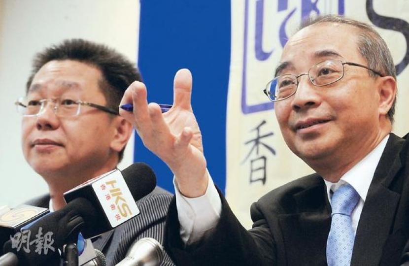香港測量師學會建議新界東北發展計劃提高住宅密度,及讓業主及發展商以換地方式發展。圖為產業測量組主席吳恆廣(右)及土地供應工作小組召集人劉振江(左)。(劉焌陶攝)(明報製圖) 香港測量師學會建議新界東北發展計劃提高住宅密度,及讓業主及發展商以換地方式發展。圖為產業測量組主席吳恆廣(右)及土地供應工作小組召集人劉振江(左)。(劉焌陶攝)(明報製圖)