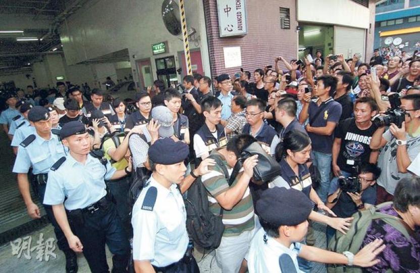 入境處聯同警方第13次「風沙行動」,在上水晉科中心拘捕逾60名內地人,他們疑受僱為黑工,為水貨分貨或包裝。(衛永康攝)有網民質疑上水站近日再遭水貨客攻陷,但記者昨傍晚所見,現場未見水客聚集,上水港鐵站職員亦嚴格執行入閘旅客攜帶行李重量不得超過32公斤的規定,未見鬆懈。(衛永康攝) 入境處聯同警方第13次「風沙行動」,在上水晉科中心拘捕逾60名內地人,他們疑受僱為黑工,為水貨分貨或包裝。(衛永康攝)有網民質疑上水站近日再遭水貨客攻陷,但記者昨傍晚所見,現場未見水客聚集,上水港鐵站職員亦嚴格執行入閘旅客攜帶行李重量不得超過32公斤的規定,未見鬆懈。(衛永康攝)