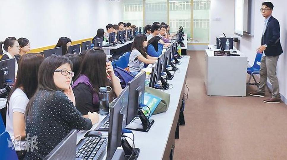 嶺大LIFE於尖東華懋廣場的新教學中心昨日啟用,中心設有約70部電腦。圖為設有40部電腦的多媒體室,每周有一半時間用作上課,其餘時間供學生自由使用。(劉焌陶攝)嶺大LIFE華懋廣場中心設有圖書資源中心,暫提供逾5000本藏書,有學生指所需參考書種類眾多,盼校方繼續增加藏書。(劉焌陶攝) 嶺大LIFE於尖東華懋廣場的新教學中心昨日啟用,中心設有約70部電腦。圖為設有40部電腦的多媒體室,每周有一半時間用作上課,其餘時間供學生自由使用。(劉焌陶攝)嶺大LIFE華懋廣場中心設有圖書資源中心,暫提供逾5000本藏書,有學生指所需參考書種類眾多,盼校方繼續增加藏書。(劉焌陶攝)