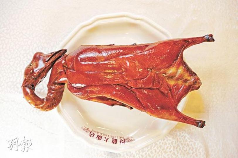 皮薄甘香 - 黑鬃鵝皮薄脂肪多,燒香後油潤甘香,甚為滋味。($368/隻,B)(葉思雅攝)鹵水鵝片 - 潮味居老闆坤哥說,鵝大髀內側位置油分充足,比胸更油潤細滑。($98/例,A)(葉思雅攝)豉椒鵝腸 - 師傅先爆香青紅椒後,加入鵝腸急快炒,香口爽脆。($88,B)(葉思雅攝)潮味居老闆坤哥參考白切雞做法,想出將鹵過的鵝直接放入雪櫃,待涼同時避免水分揮發,以保持肉汁。上菜前淋上微溫的鹵水汁(圖4)即可。(葉思雅攝)(圖4)(葉思雅攝)滑身燒鵝 - 得龍大飯店採用黑鬃鵝和平頭鵝,「黑鬃鵝皮下脂肪均 皮薄甘香 - 黑鬃鵝皮薄脂肪多,燒香後油潤甘香,甚為滋味。($368/隻,B)(葉思雅攝)鹵水鵝片 - 潮味居老闆坤哥說,鵝大髀內側位置油分充足,比胸更油潤細滑。($98/例,A)(葉思雅攝)豉椒鵝腸 - 師傅先爆香青紅椒後,加入鵝腸急快炒,香口爽脆。($88,B)(葉思雅攝)潮味居老闆坤哥參考白切雞做法,想出將鹵過的鵝直接放入雪櫃,待涼同時避免水分揮發,以保持肉汁。上菜前淋上微溫的鹵水汁(圖4)即可。(葉思雅攝)(圖4)(葉思雅攝)滑身燒鵝 - 得龍大飯店採用黑鬃鵝和平頭鵝,「黑鬃鵝皮下脂肪均